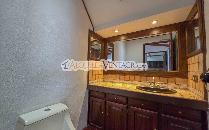 Casa de 303 m2 con uso de suelo mixto en Trejos Montealegre x Escazú Village
