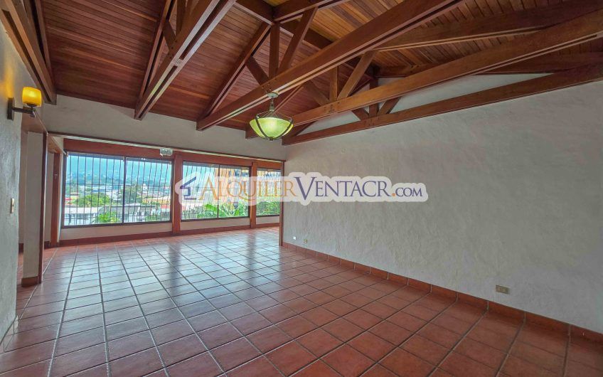 Casa de 303 m2 con uso de suelo mixto en Trejos Montealegre x Escazú Village