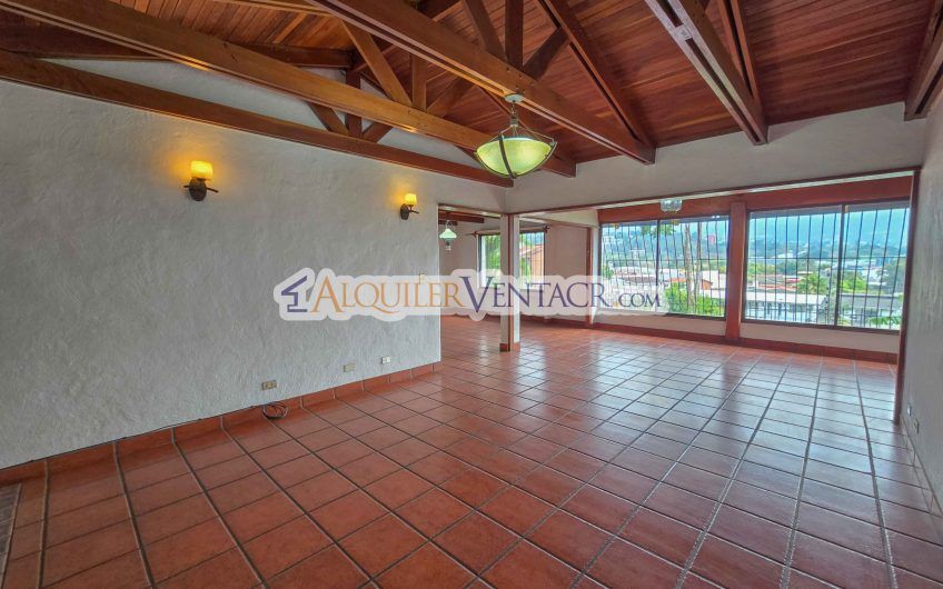 Casa de 303 m2 con uso de suelo mixto en Trejos Montealegre x Escazú Village