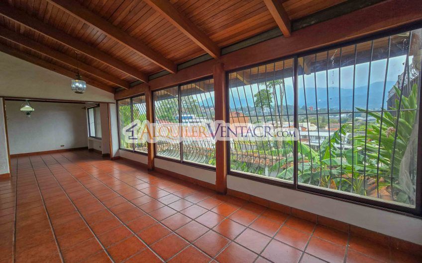 Casa de 303 m2 con uso de suelo mixto en Trejos Montealegre x Escazú Village