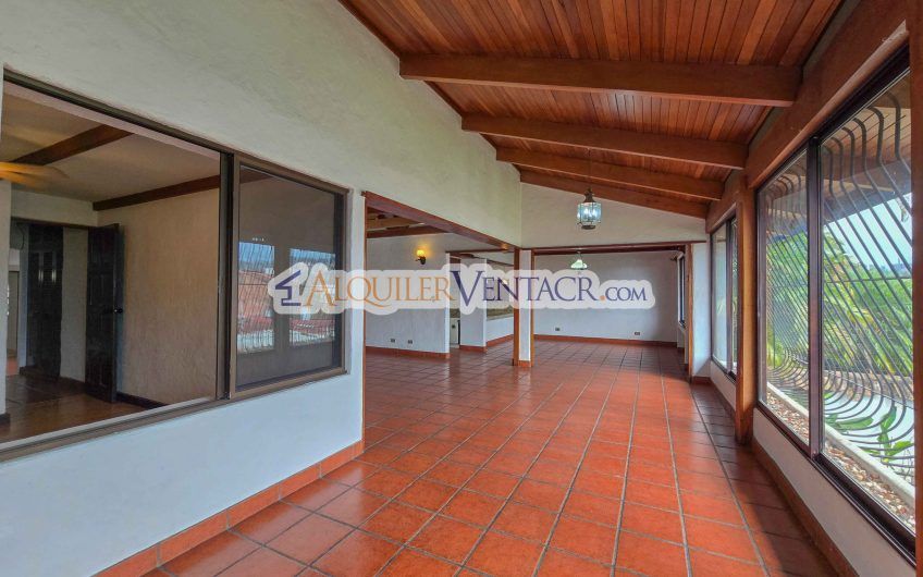 Casa de 303 m2 con uso de suelo mixto en Trejos Montealegre x Escazú Village