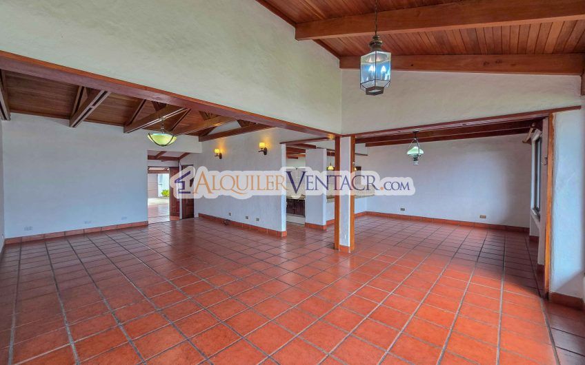 Casa de 303 m2 con uso de suelo mixto en Trejos Montealegre x Escazú Village