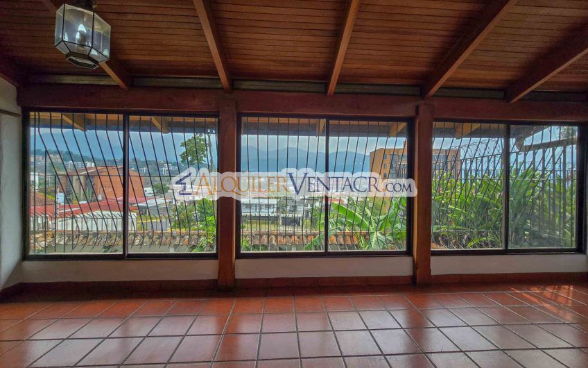 Casa de 303 m2 con uso de suelo mixto en Trejos Montealegre x Escazú Village