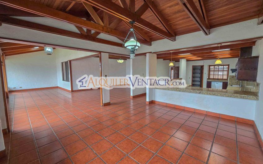 Casa de 303 m2 con uso de suelo mixto en Trejos Montealegre x Escazú Village