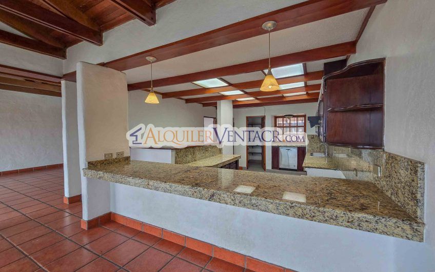 Casa de 303 m2 con uso de suelo mixto en Trejos Montealegre x Escazú Village