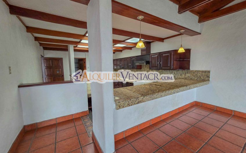 Casa de 303 m2 con uso de suelo mixto en Trejos Montealegre x Escazú Village