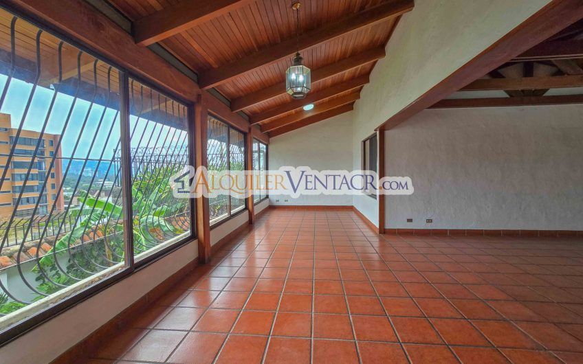 Casa de 303 m2 con uso de suelo mixto en Trejos Montealegre x Escazú Village