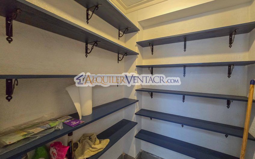 Casa de 303 m2 con uso de suelo mixto en Trejos Montealegre x Escazú Village
