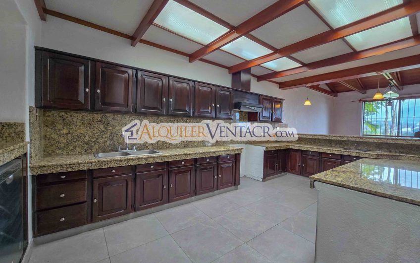 Casa de 303 m2 con uso de suelo mixto en Trejos Montealegre x Escazú Village