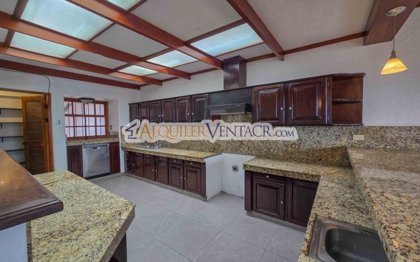 Casa de 303 m2 con uso de suelo mixto en Trejos Montealegre x Escazú Village