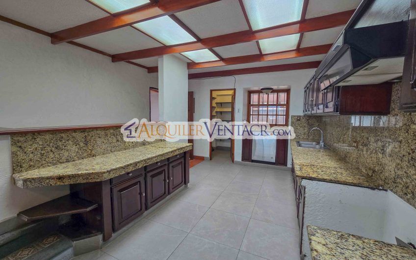Casa de 303 m2 con uso de suelo mixto en Trejos Montealegre x Escazú Village