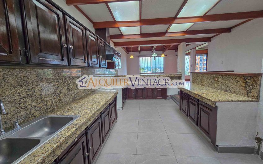Casa de 303 m2 con uso de suelo mixto en Trejos Montealegre x Escazú Village