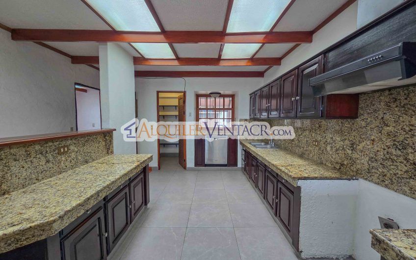 Casa de 303 m2 con uso de suelo mixto en Trejos Montealegre x Escazú Village