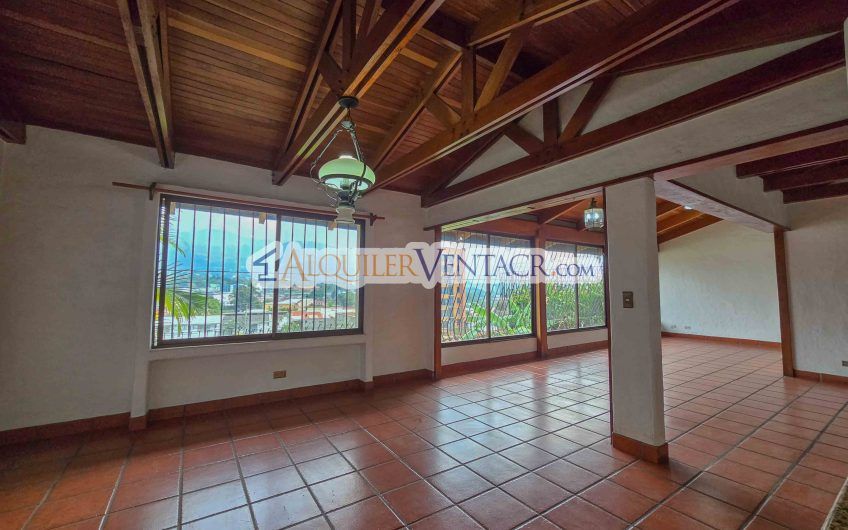 Casa de 303 m2 con uso de suelo mixto en Trejos Montealegre x Escazú Village