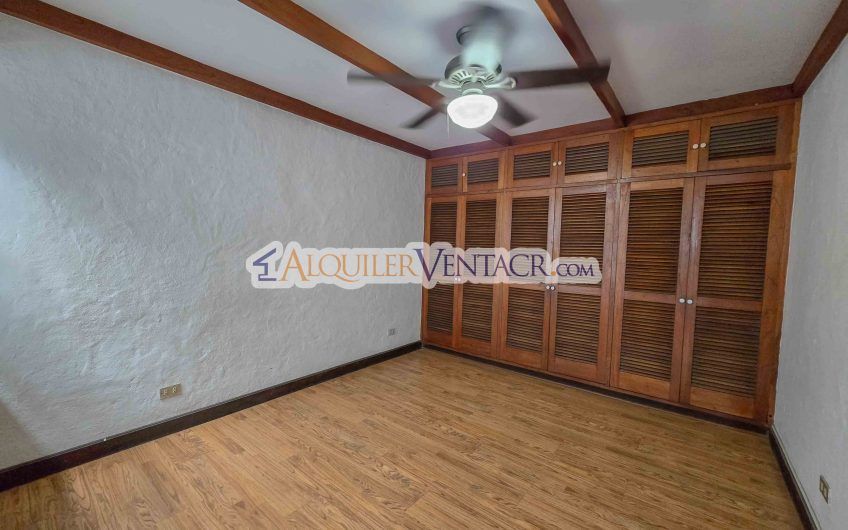 Casa de 303 m2 con uso de suelo mixto en Trejos Montealegre x Escazú Village