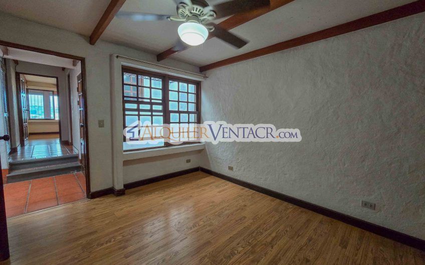 Casa de 303 m2 con uso de suelo mixto en Trejos Montealegre x Escazú Village