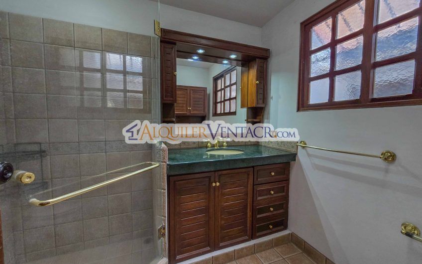 Casa de 303 m2 con uso de suelo mixto en Trejos Montealegre x Escazú Village