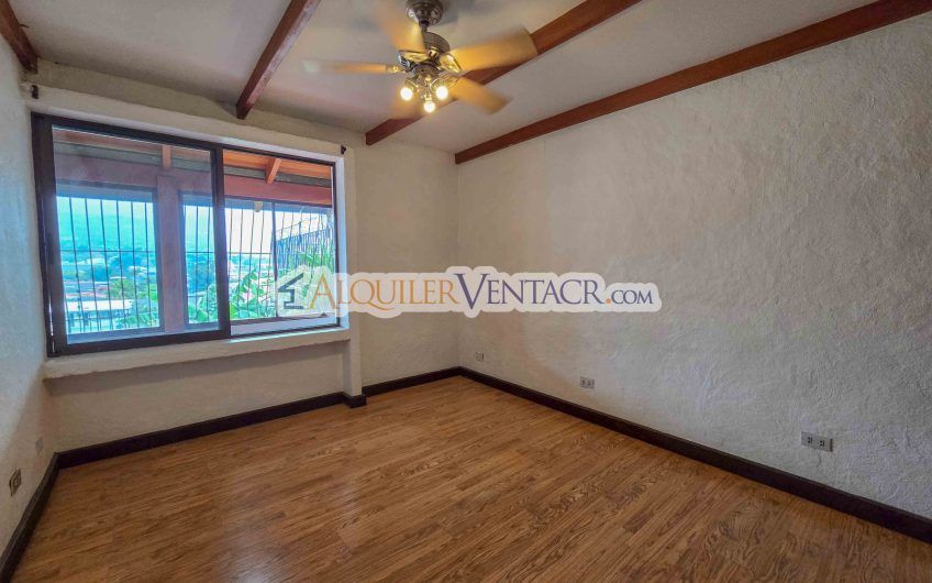 Casa de 303 m2 con uso de suelo mixto en Trejos Montealegre x Escazú Village