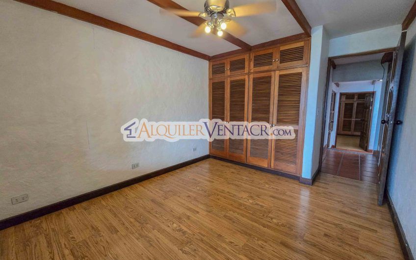 Casa de 303 m2 con uso de suelo mixto en Trejos Montealegre x Escazú Village