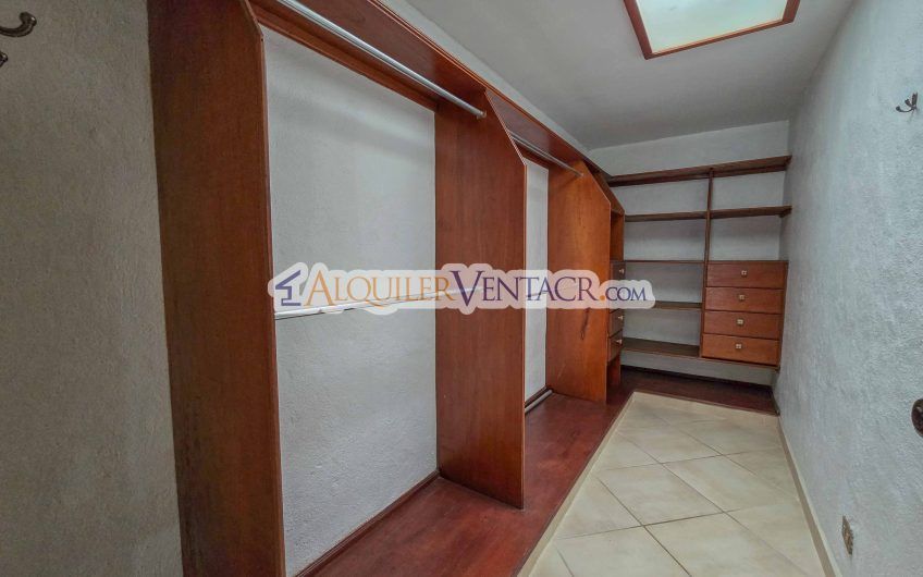 Casa de 303 m2 con uso de suelo mixto en Trejos Montealegre x Escazú Village