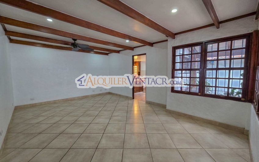 Casa de 303 m2 con uso de suelo mixto en Trejos Montealegre x Escazú Village