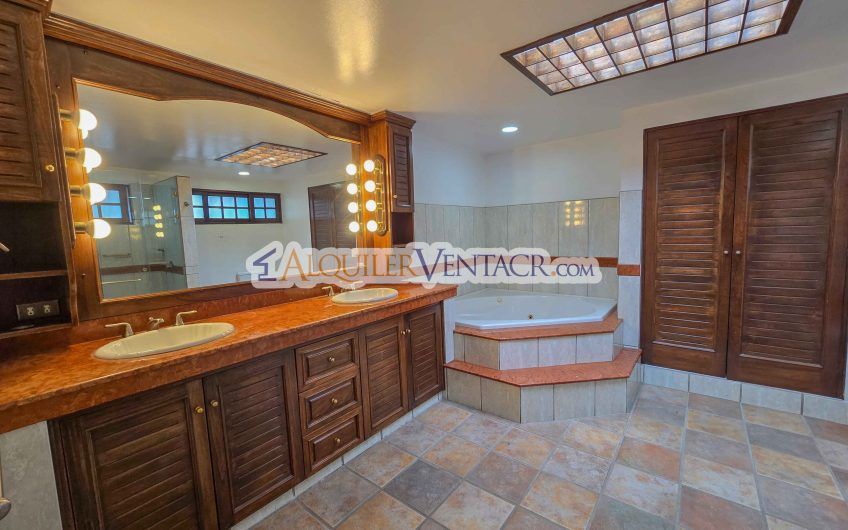 Casa de 303 m2 con uso de suelo mixto en Trejos Montealegre x Escazú Village