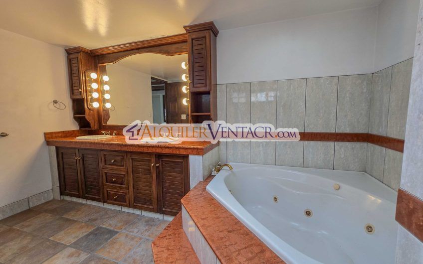 Casa de 303 m2 con uso de suelo mixto en Trejos Montealegre x Escazú Village