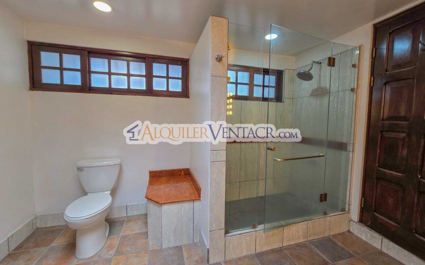 Casa de 303 m2 con uso de suelo mixto en Trejos Montealegre x Escazú Village