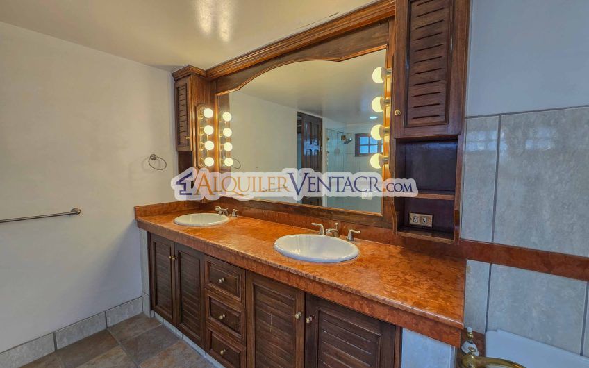 Casa de 303 m2 con uso de suelo mixto en Trejos Montealegre x Escazú Village