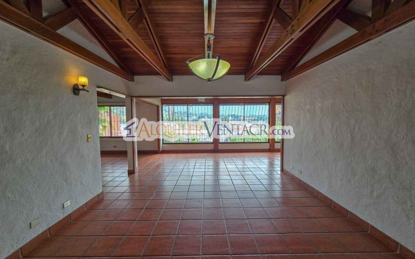 Casa de 303 m2 con uso de suelo mixto en Trejos Montealegre x Escazú Village