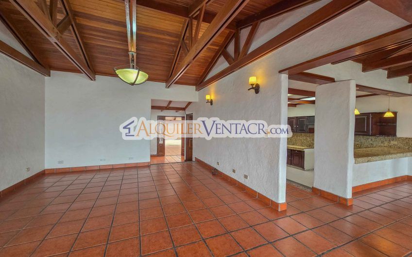 Casa de 303 m2 con uso de suelo mixto en Trejos Montealegre x Escazú Village