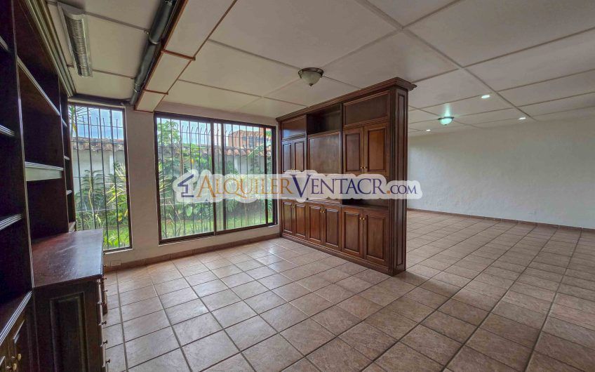 Casa de 303 m2 con uso de suelo mixto en Trejos Montealegre x Escazú Village
