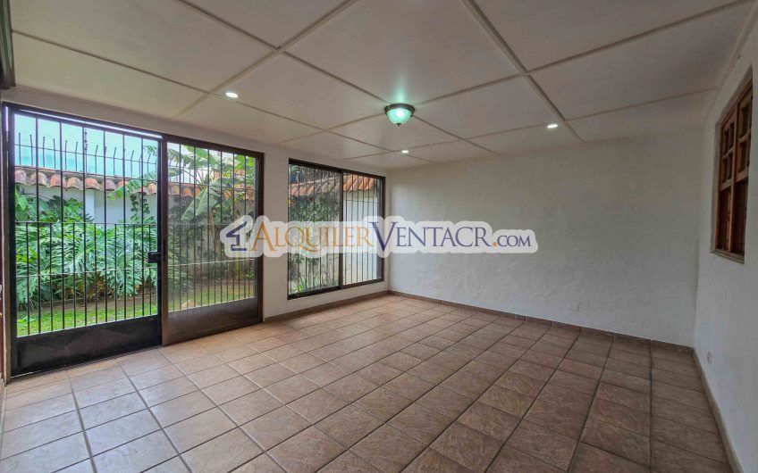 Casa de 303 m2 con uso de suelo mixto en Trejos Montealegre x Escazú Village