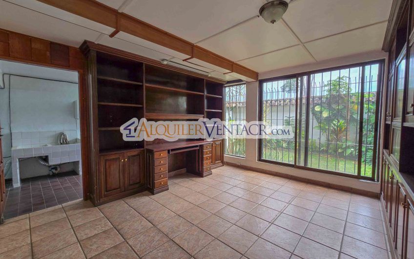 Casa de 303 m2 con uso de suelo mixto en Trejos Montealegre x Escazú Village