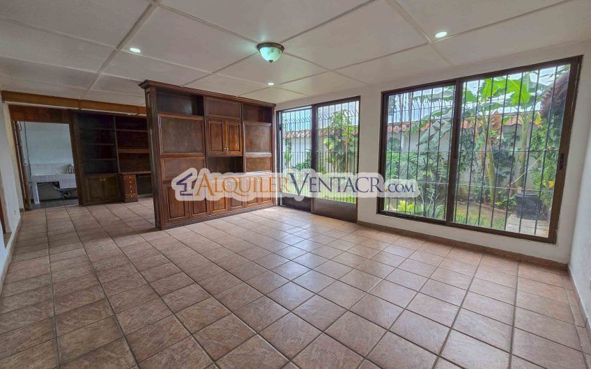 Casa de 303 m2 con uso de suelo mixto en Trejos Montealegre x Escazú Village