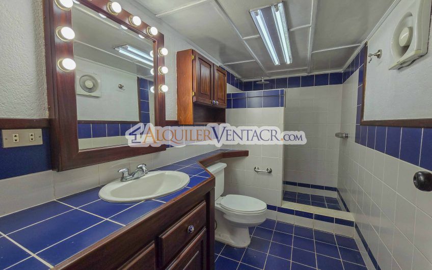 Casa de 303 m2 con uso de suelo mixto en Trejos Montealegre x Escazú Village