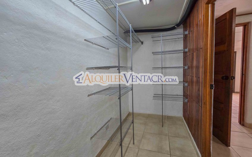 Casa de 303 m2 con uso de suelo mixto en Trejos Montealegre x Escazú Village