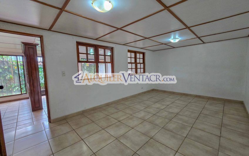 Casa de 303 m2 con uso de suelo mixto en Trejos Montealegre x Escazú Village