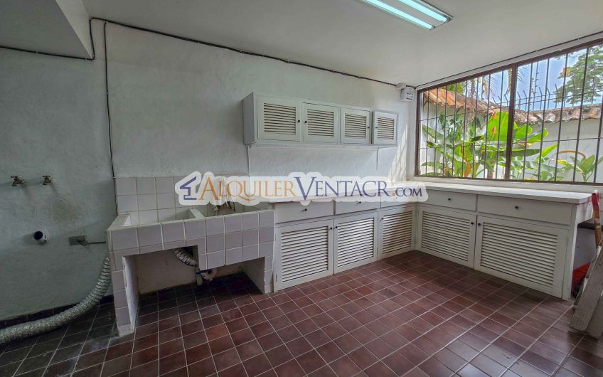 Casa de 303 m2 con uso de suelo mixto en Trejos Montealegre x Escazú Village