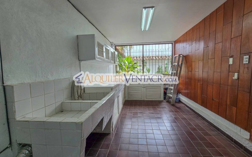 Casa de 303 m2 con uso de suelo mixto en Trejos Montealegre x Escazú Village