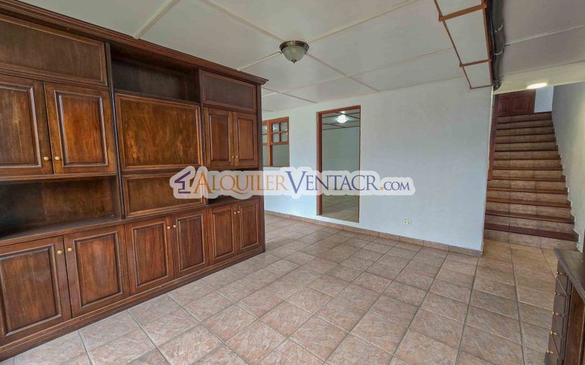 Casa de 303 m2 con uso de suelo mixto en Trejos Montealegre x Escazú Village