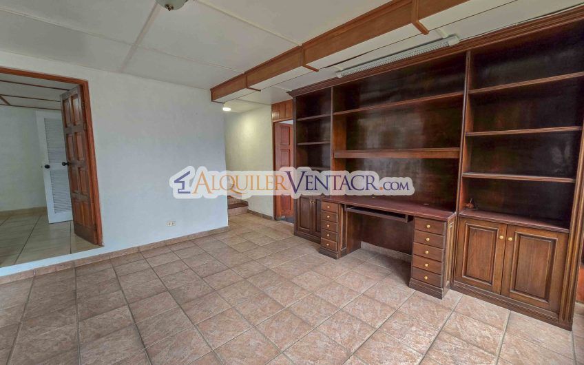 Casa de 303 m2 con uso de suelo mixto en Trejos Montealegre x Escazú Village