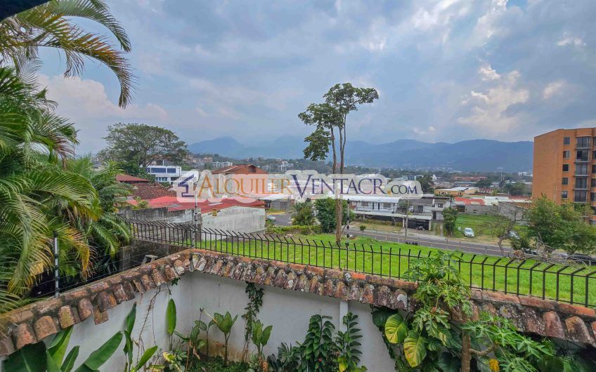 Casa de 303 m2 con uso de suelo mixto en Trejos Montealegre x Escazú Village