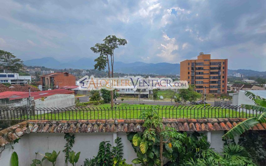 Casa de 303 m2 con uso de suelo mixto en Trejos Montealegre x Escazú Village