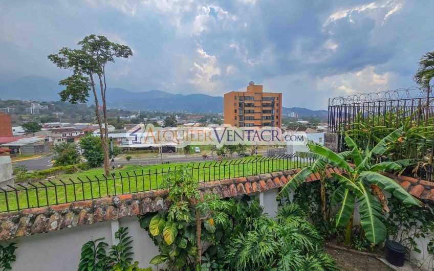 Casa de 303 m2 con uso de suelo mixto en Trejos Montealegre x Escazú Village