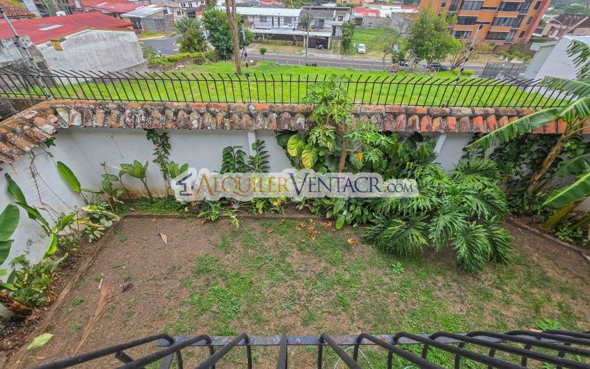 Casa de 303 m2 con uso de suelo mixto en Trejos Montealegre x Escazú Village