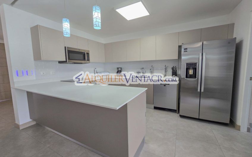 Lujosa casa con terraza en Condominio Guachipelín 3-10 Escazú