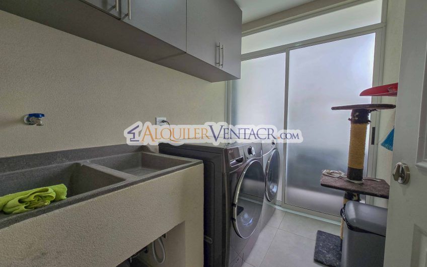 Lujosa casa con terraza en Condominio Guachipelín 3-10 Escazú