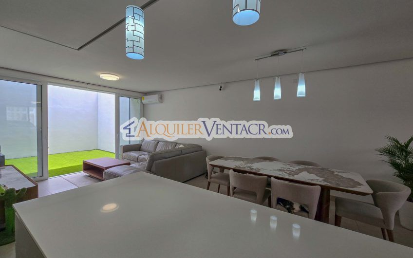 Lujosa casa con terraza en Condominio Guachipelín 3-10 Escazú