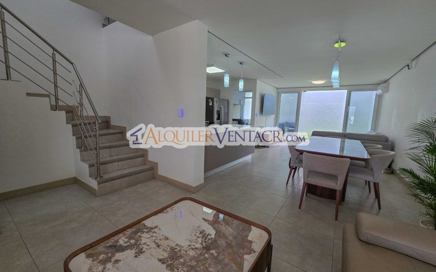 Lujosa casa con terraza en Condominio Guachipelín 3-10 Escazú